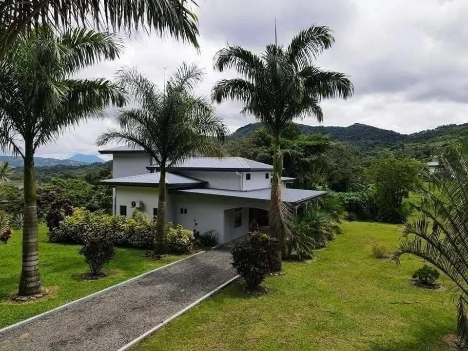 Beautiful Home with Views of Lake Arenal & Volcano photo 2