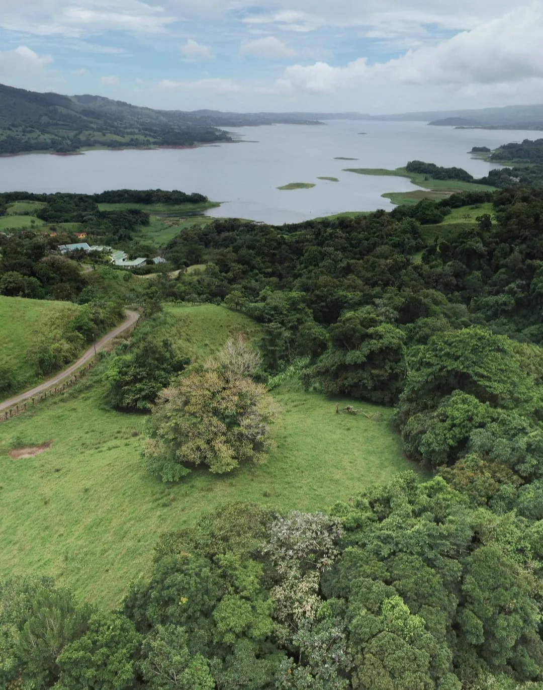 86-Acre Lake, Volcano & Mountain View Estate with Natural Springs – Nuevo Arenal photo 1