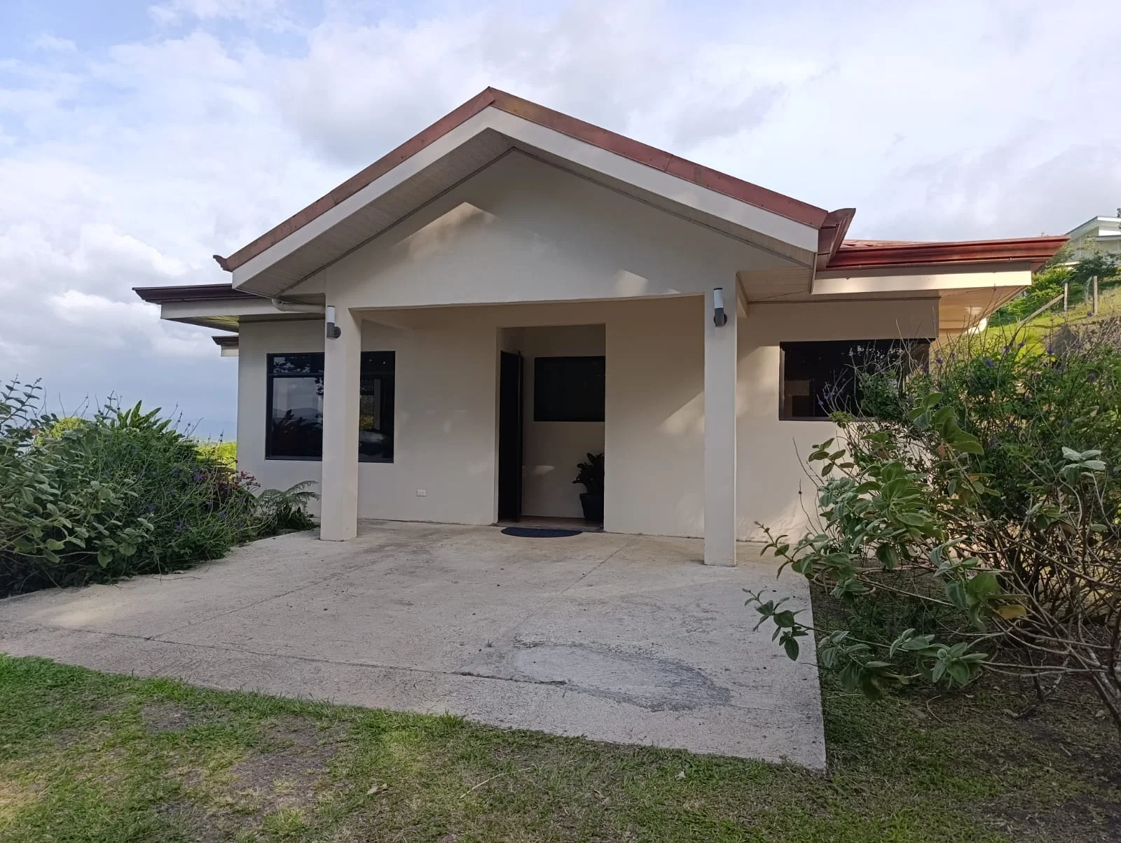 Modern 2BA 2BA Home with Lake & Volcano View Home in a Prime Sunny Location photo 1