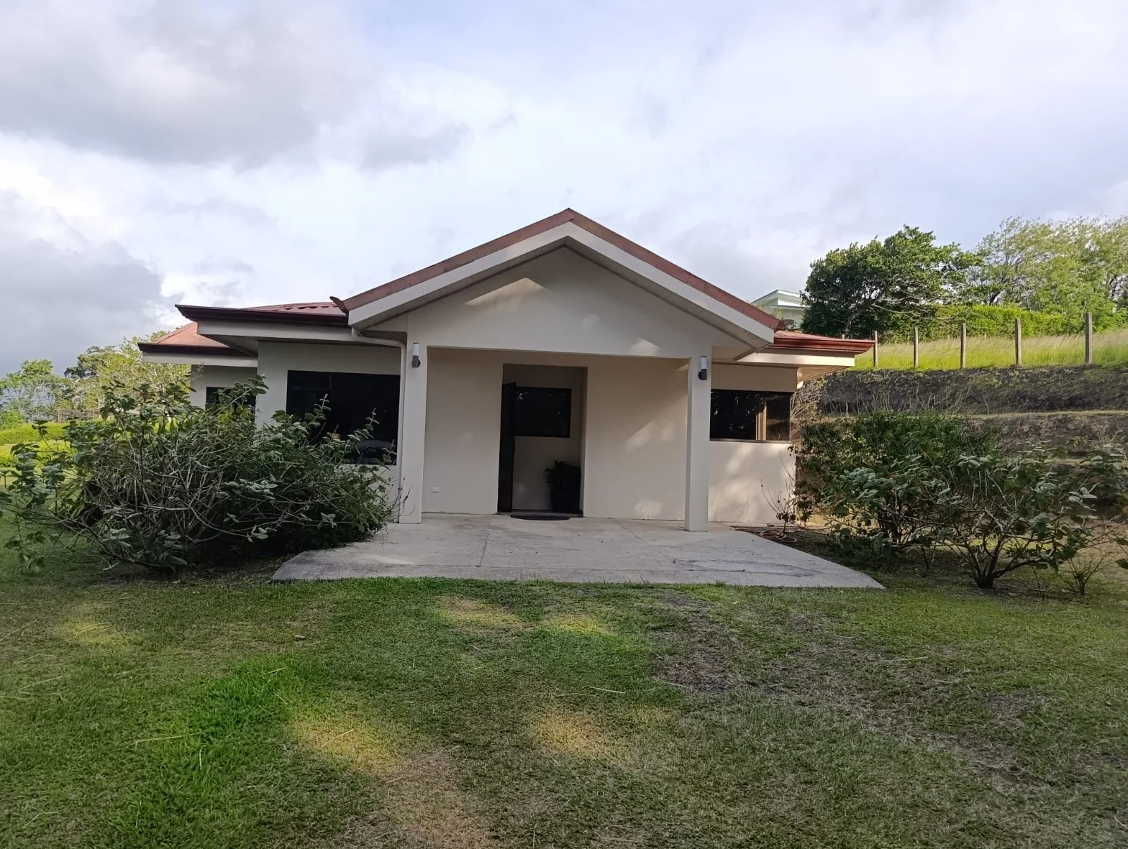 Modern 2BA 2BA Home with Lake & Volcano View Home in a Prime Sunny Location photo 2