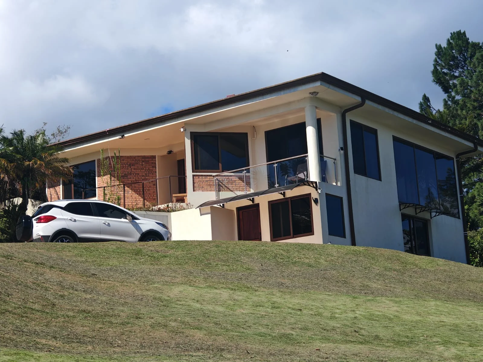 Beautiful Fully Furnished 3BD/3BA Lake & Volcano View Home photo 3