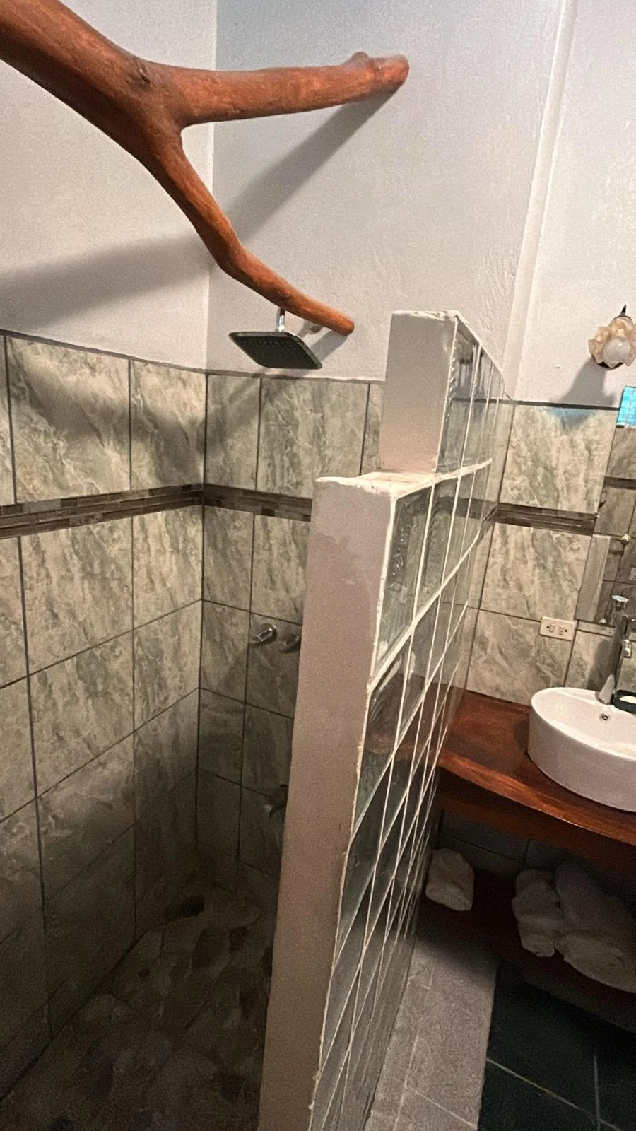 Peaceful 3BD / 2BA Home on 12164 m² (3.01 Acre) with Lake & Volcano Views  photo 4