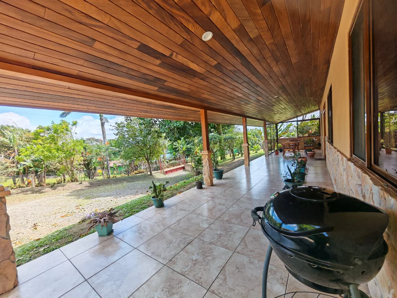 Lovely 3BD/2BA Home on 0.25 Acres with Security & Fruit Trees in Tronadora photo 7