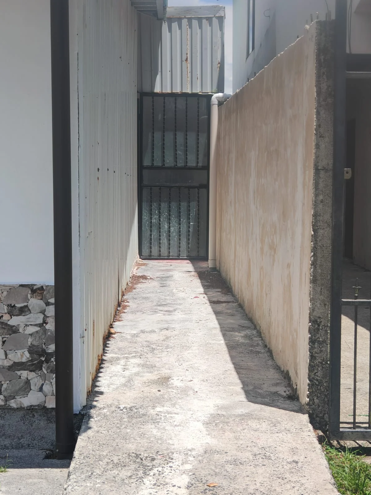 Commercial Opportunity – 3 Rental Units with Separate Entrances In Tronadora photo 3