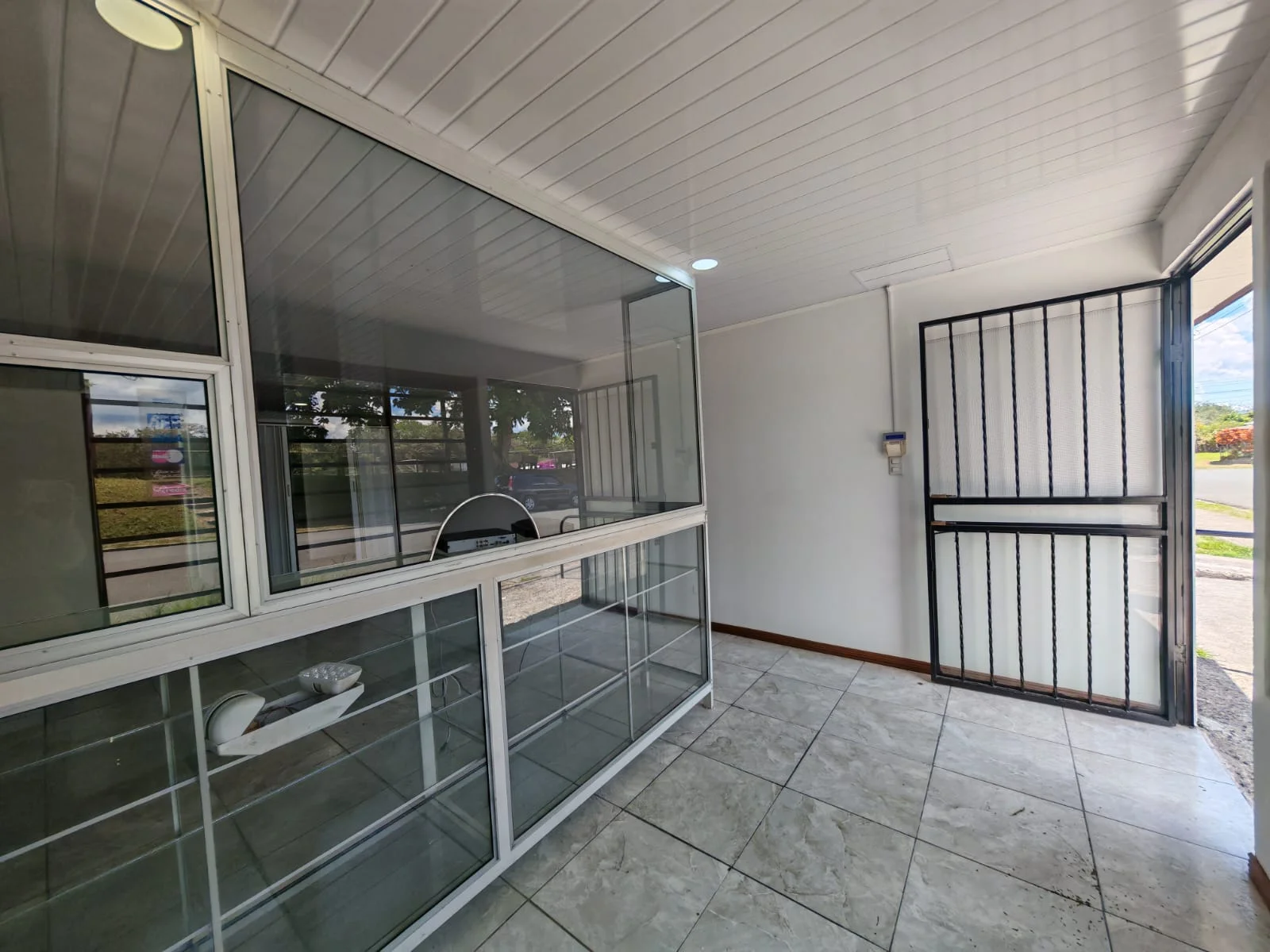 Commercial Opportunity – 3 Rental Units with Separate Entrances In Tronadora photo 4