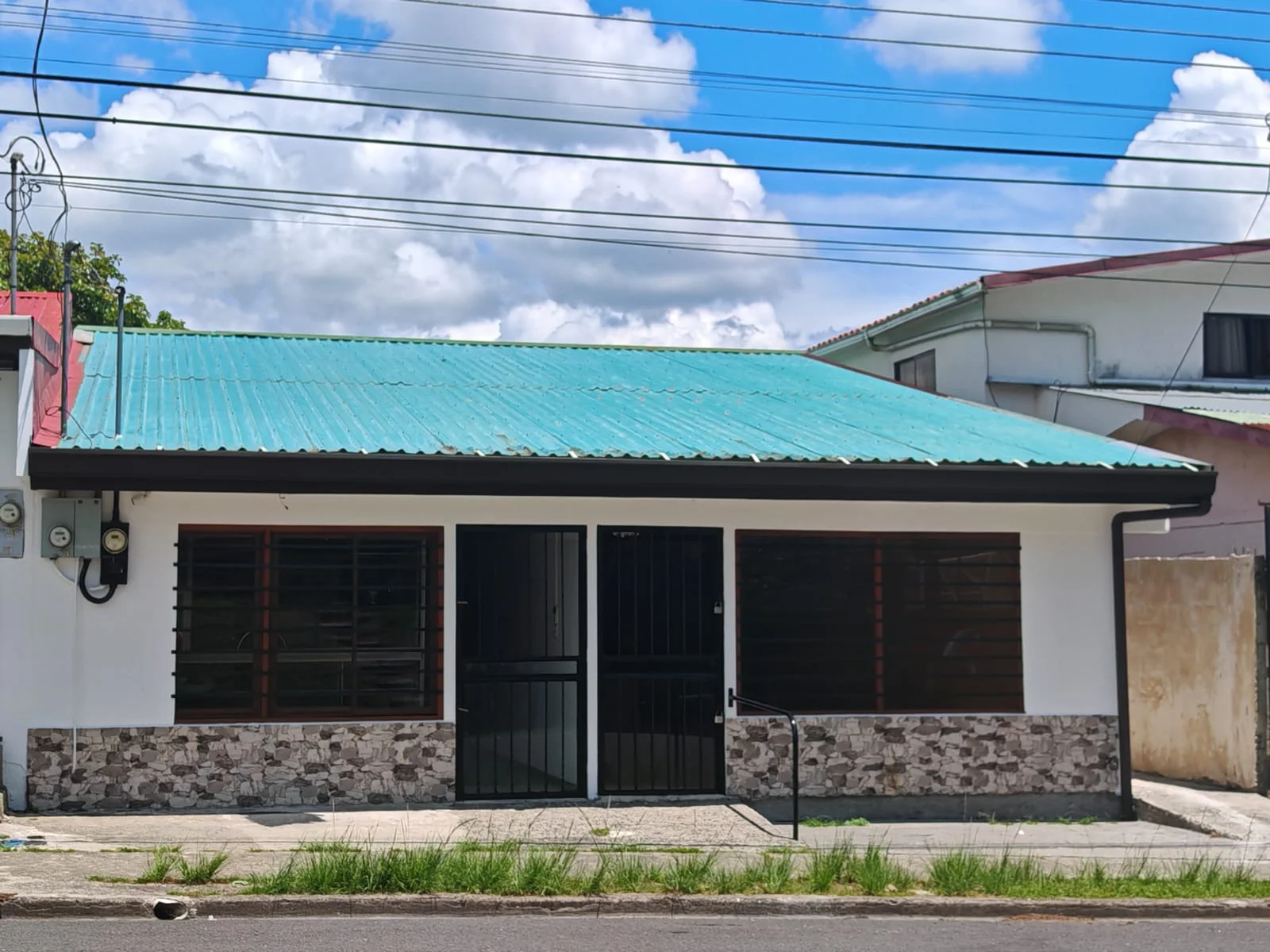 Commercial Opportunity – 3 Rental Units with Separate Entrances In Tronadora photo 2